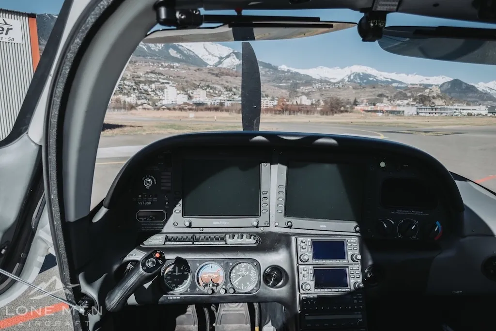 Cirrus SR22 G3 cockpit panel with Avidyne Entegra glass displays