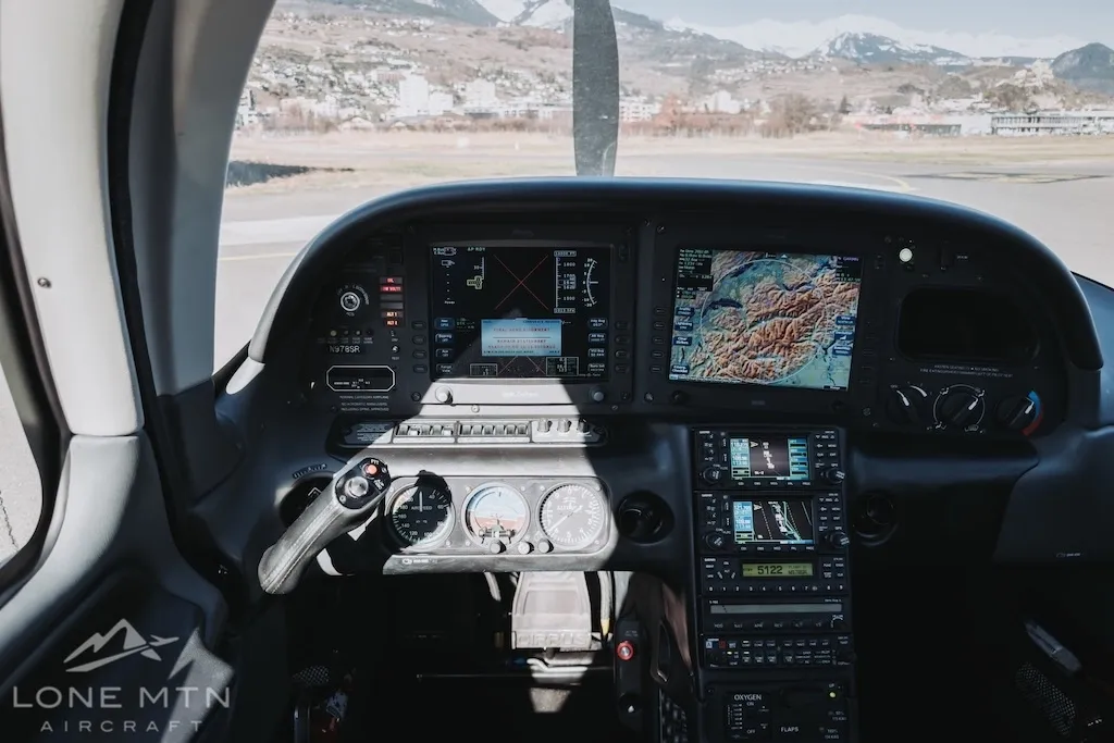 Cirrus SR22 G3 cockpit with Avidyne Entegra avionics and dual Garmin GNS 430W GPS